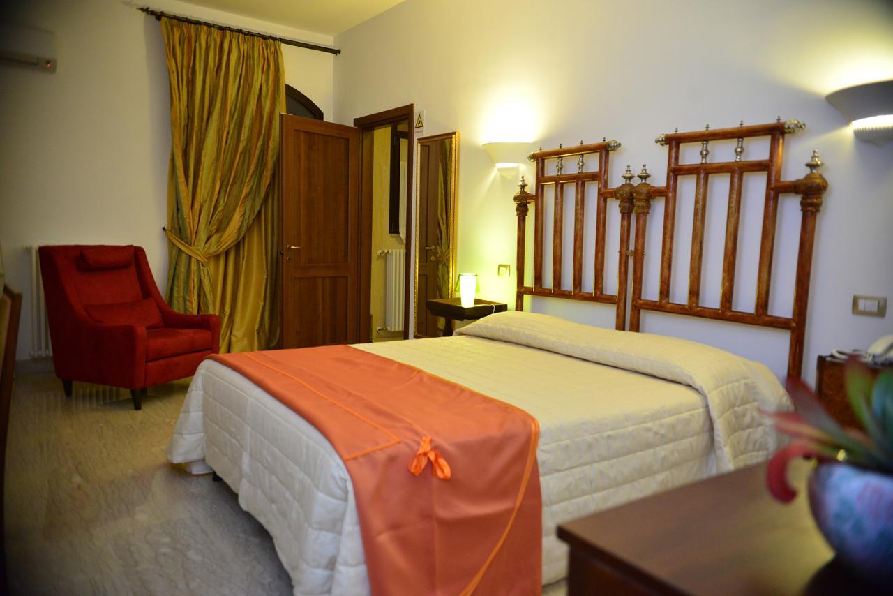 Hotel Villa Leuzzi Salice Salentino Kültér fotó