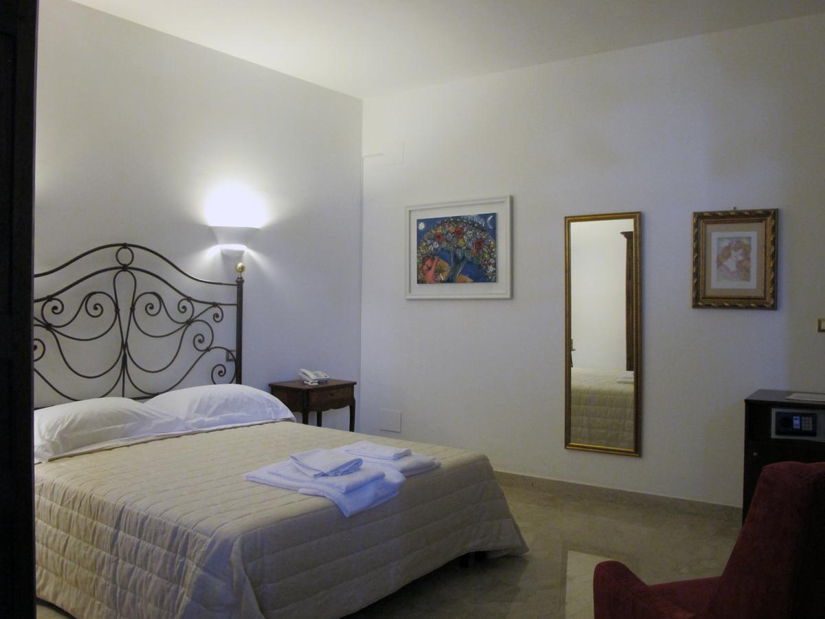 Hotel Villa Leuzzi Salice Salentino Kültér fotó