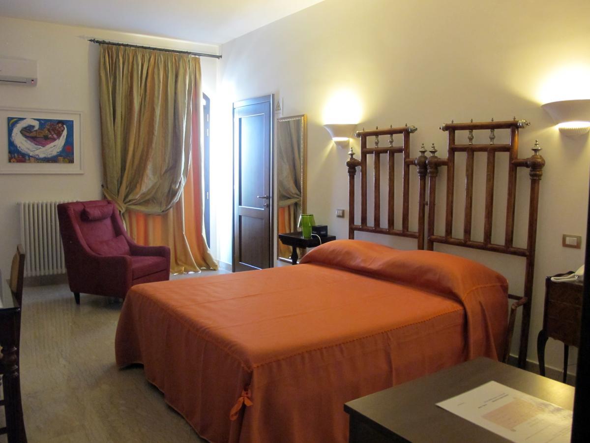 Hotel Villa Leuzzi Salice Salentino Kültér fotó