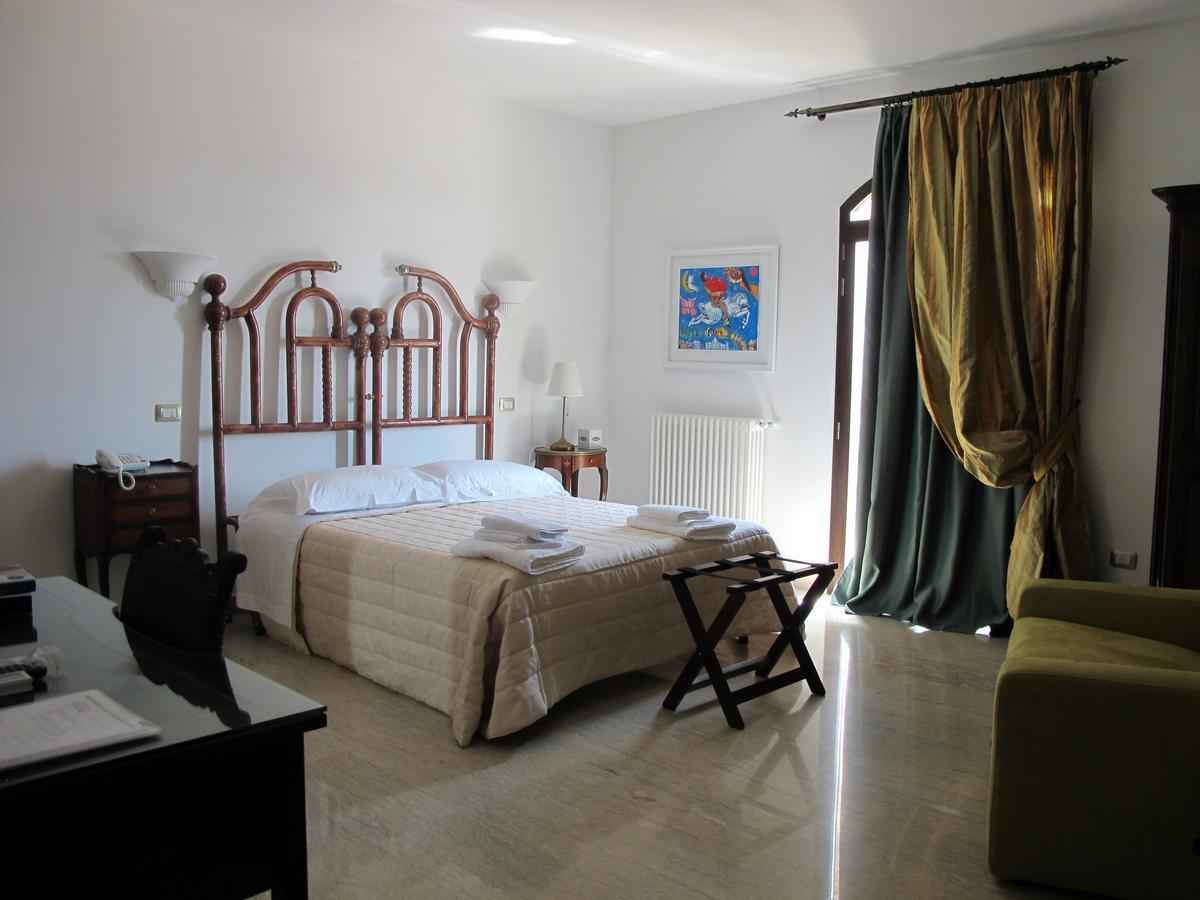 Hotel Villa Leuzzi Salice Salentino Kültér fotó