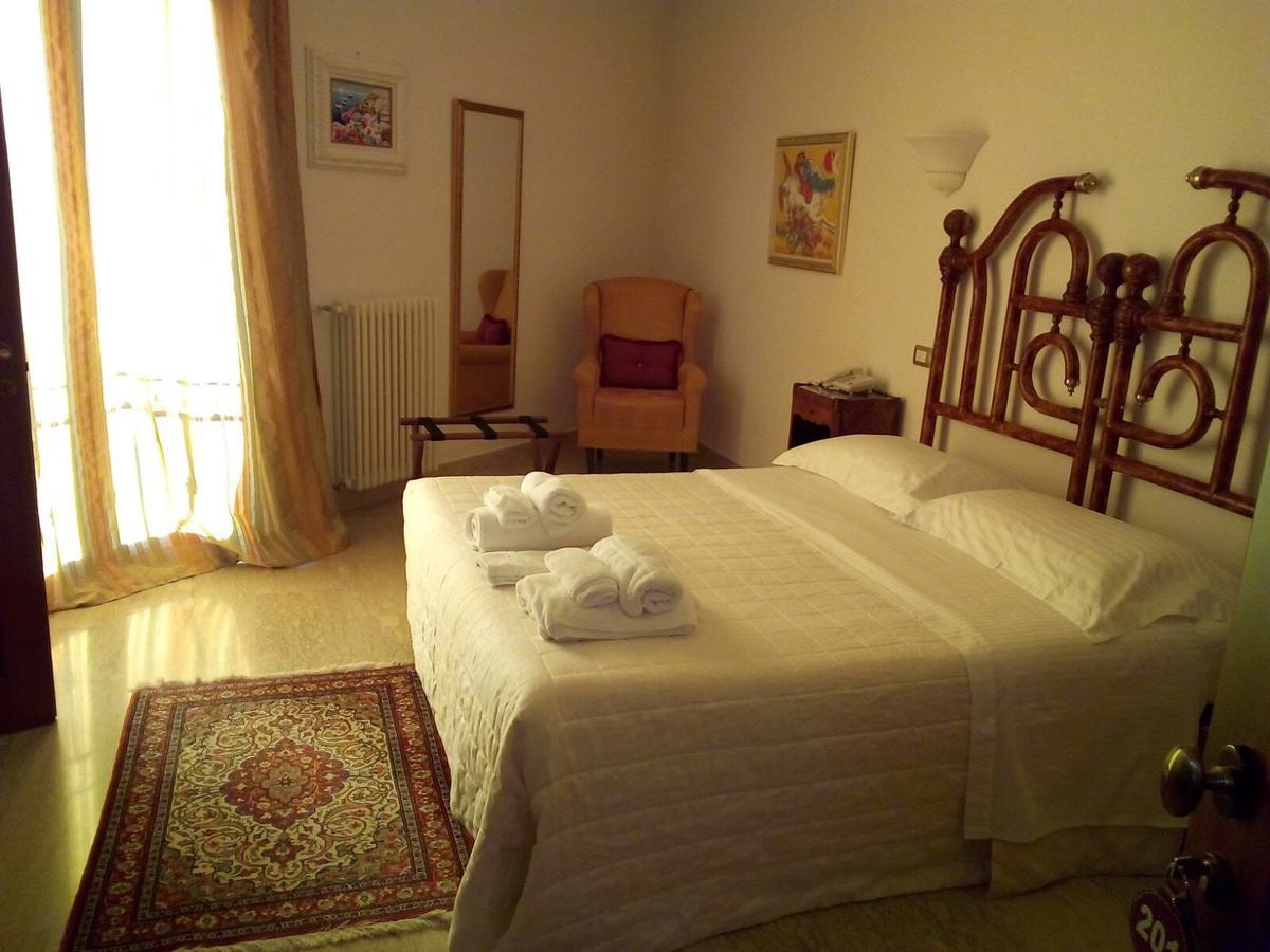 Hotel Villa Leuzzi Salice Salentino Kültér fotó